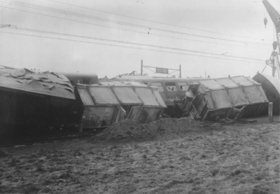 120222 Afbeelding van de ravage na de botsing tussen het electrische treinstel nr. 605 (mat. 1936) van de N.S. en een ...