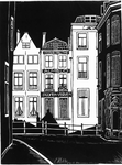 30441 Gezicht op de Oudegracht te Utrecht vanuit het Wed, met de achtergevels van enkele huizen aan de Lijnmarkt en ...