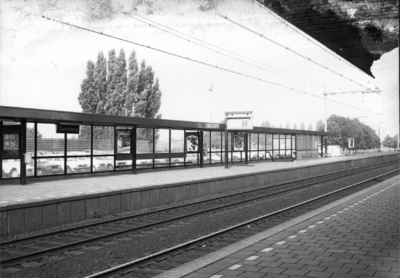 153076 Gezicht op het perron van het N.S-station Culemborg te Culemborg.