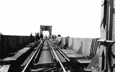 164385 Gezicht in de spoorbrug over de Beneden Merwede bij Baanhoek, tijdens de voorbereidende werkzaamheden voor het ...
