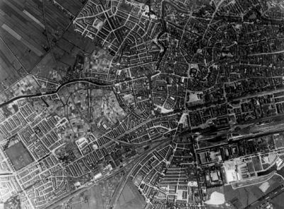 85061 Verticale luchtfoto van het noordelijke deel van de stad Utrecht, met onderaan een gedeelte van de wijk Lombok, ...