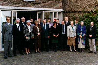 91108 Groepsportret van de aftredende gemeenteraad van de gemeente Vleuten-De Meern voor de zittingsperiode 1990-1994 ...