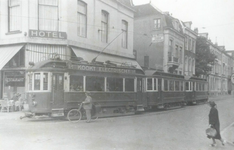 86138 Afbeelding van een electrische tram van de N.B.M. (motorwagen nr. 20 met de aanhangwagens nrs. 40 en 41) in de ...