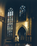 67980 Interieur van de St.-Martinuskerk (Oudegracht 401) te Utrecht: priesterkoor met één van de vijf glas-in-loodramen ...