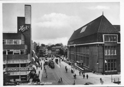 121995 Gezicht in de Potterstraat te Utrecht, rechts een gedeelte van het Hoofdkantoor (Neude 11) links en links op de ...