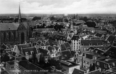 26342 Overzicht van een deel van de noordelijke binnenstad van Utrecht, vanaf de Domtoren, uit het zuidwesten; in het ...