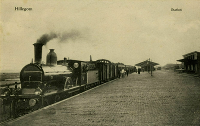 163095 Afbeelding van een trein getrokken door een stoomlocomotief uit de serie 359-408 van de H.S.M. (later serie 1600 ...