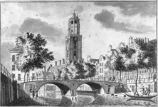 30448 Gezicht op de Oudegracht te Utrecht met de Gaardbrug, voorgevels van de huizen aan de oostzijde van de gracht, de ...