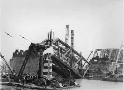 155360 Gezicht op de gebombardeerde spoorbrug over de Maas te Buggenum.