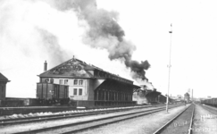 162695 Gezicht op het emplacement van het N.S.-station Deventer te Deventer, met de in brand gestoken goederenloodsen ...