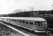 151168 Afbeelding van een diesel-electrisch treinstel DE 3 (serie 11-50) van de N.S. nabij Amersfoort.