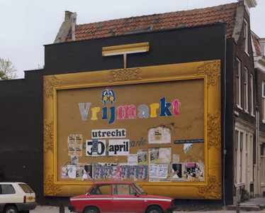 61590 Gezicht op de muurschildering Schilderijlijst met opgeplakte affiches, op de aan de Van Asch van Wijckstraat ...