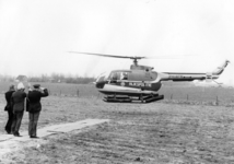 90438 Afbeelding van de aankomst van Prins Bernhard en de commandant van het district Utrecht van de Rijkspolitie, jhr. ...