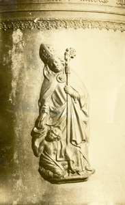 82448 Afbeelding van St. Martinus met de bedelaar op de St. Martinusklok van de Domtoren (Domplein) te Utrecht.