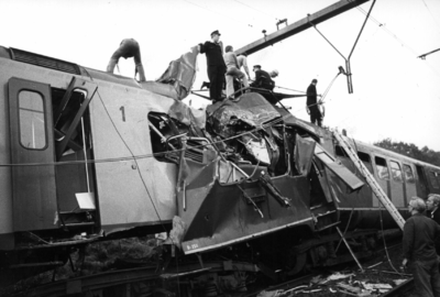 155687 Afbeelding van de bergingswerkzaamheden na de botsing tussen het electrische treinstel nr. 256 (mat. 1946) van ...