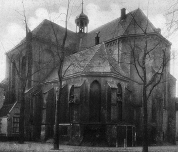 82171 Gezicht op het koor van de Pieterskerk (Pieterskerkhof) te Utrecht, uit het zuidoosten.