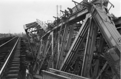 155350 Gezicht op de werkzaamheden aan de ingestorte spoorbrug over de Zuid Willemsvaart te Weert.