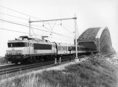 155447 Afbeelding van de electrische locomotief nr. 1631 (serie 1600) van de N.S. met ICR-rijtuigen op de spoorbrug ...