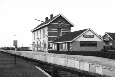 150735 Gezicht op de perronzijde van het N.S.-station Usquert te Usquert.