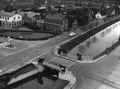 88993 Gezicht op de kruispunt van de Rijksstraatweg en de Meerndijk (links) te De Meern (gemeente Vleuten-De Meern) ...