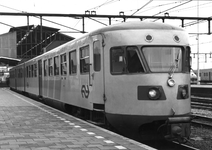 151202 Afbeelding van het gerenoveerde diesel-electrische treinstel DE 2 nr. 181 (oud nr. 99 van de serie 61-106/Blauwe ...