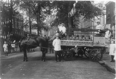 59787 Afbeelding van een paard en wagen van de Scheveningsche Vischhandel Joh. Jansen met enkele leden van de familie ...
