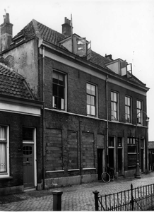 58113 Gezicht op de voorgevels van de onbewoonbaar verklaarde huizen Helling 130-132 te Utrecht met rechts het huis nr. 132.