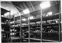 19899 Interieur van de fabriek van de N.V. Electro-apparatenfabrieken systeem Coq (Kanaalweg) te Jutphaas: magazijn met ...