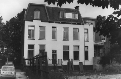 58367 Gezicht op de achtergevel van het huis Wolter Heukelslaan 66 te Utrecht met links de Haagstraat.