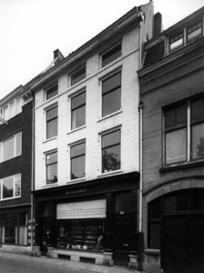 67719 Gezicht op de voorgevel van het huis Oudegracht 328 te Utrecht.