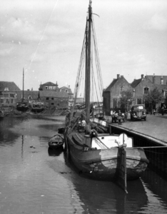 5573 Gezicht op een schip in de Oude Haven van Spakenburg (gemeente Bunschoten), uit het zuiden, met rechts de ...