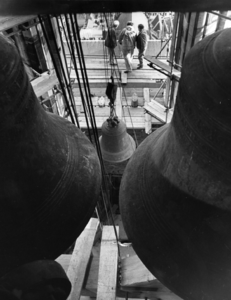 82717 Afbeelding van het terugplaatsen van de gerestaureerde klokken van het carillon in de lantaarn van de Domtoren.