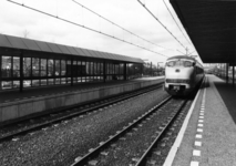 155057 Gezicht op de perrons van het N.S.-station Veenendaal Centrum te Veenendaal met een electrisch treinstel mat. ...