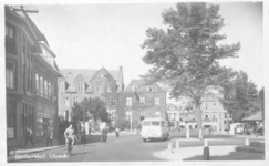 121930 Gezicht op het zuidelijk gedeelte van het Janskerkhof te Utrecht; met op de achtergrond de Statenkamer.