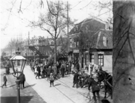 51654 Gezicht in de Amsterdamsestraatweg te Utrecht uit het zuiden, ter hoogte van de spoorwegovergang.