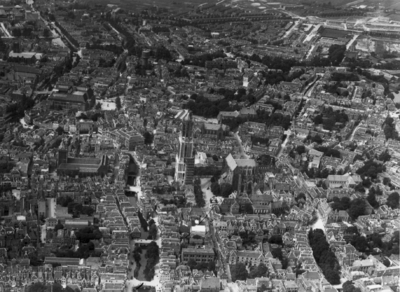 85045 Luchtfoto van een gedeelte van de binnenstad van Utrecht, uit het zuiden, met in het midden de Domtoren en ...