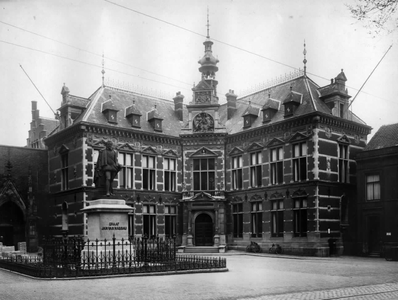 41165 Gezicht op de voorgevel van het Academiegebouw (Domplein 29) te Utrecht met op de voorgrond het standbeeld van ...