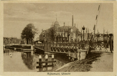 122681 Gezicht over het Merwedekanaal op de Muntbrug te Utrecht, op de achtergrond de Rijksmunt (Leidseweg 90).