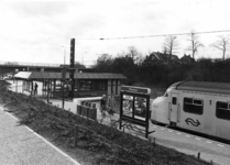 155052 Gezicht op het N.S.-station Rhenen te Rhenen met langs het perron het electrische treinstel nr. 934 (mat. 1964, ...