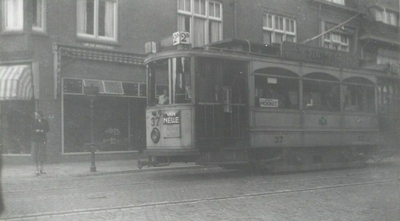 86134 Afbeelding van een electrische tram (motorwagen nr. 37) van het G.E.T.U. als lijn 2B in de Jan van Scorelstraat, ...