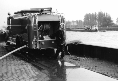 90591 Afbeelding brandweerman J. van Maanen van het korps Vleuten bij het pompen van water uit het Amsterdam-Rijnkanaal ...