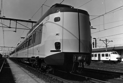 151958 Afbeelding van het electrische treinstel nr. 4001 (Plan Z, ICM-0) van de N.S. op het emplacement te Venlo.