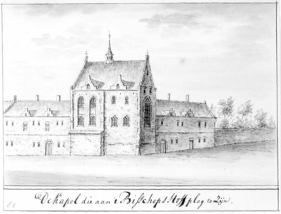 37782 Gezicht op de kapel van Het Bisschopshof met aangrenzende gebouwen te Utrecht.