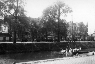 41973 Gezicht op voorgevels van de huizen Catharijnesingel 24-33 (links) te Utrecht; rechts de hoek met de Leidseweg; ...