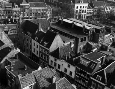 84549 Overzicht van de huizen aan de Lange Smeestraat te Utrecht, vanaf een in de Brandstraat geplaatste kraan. Op de ...