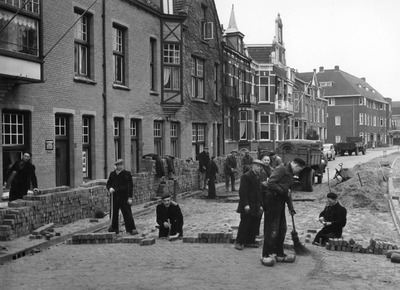 60458 Gezicht op de voorgevels van de panden Koningslaan 50-hoger te Utrecht, waar na de verbreding de stratenmakers ...