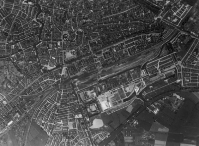 85060 Verticale luchtfoto van het westelijke deel van de stad Utrecht, met in het midden het spoorwegemplacement en de ...