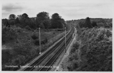 161927 Gezicht op de spoorlijn te Oosterbeek, vanaf het viaduct in de Schelmseweg, nabij het landgoed Mariëndaal.