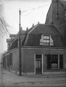 76902 Gezicht op de voor- en zijgevel van Herberg Het Nachtegaaltje (Nachtegaalstraat 14, hoek Kerkstraat) te Utrecht.