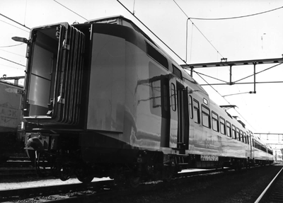 151961 Afbeelding van het electrische treinstel nr. 4001 (Plan Z, ICM-0) van de N.S. op het emplacement te Venlo met ...